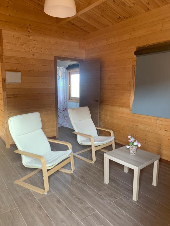 Salón de descanso y convivencia en cabaña