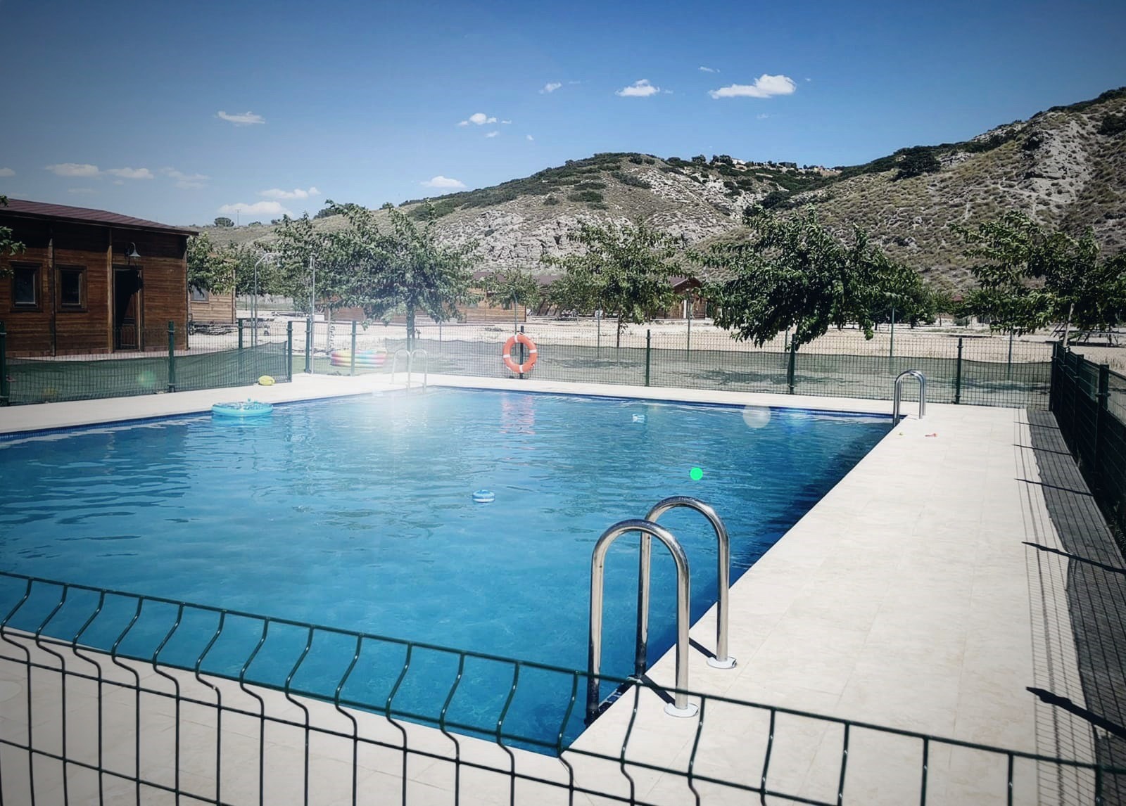 Piscina panorámica rodeada de naturaleza
